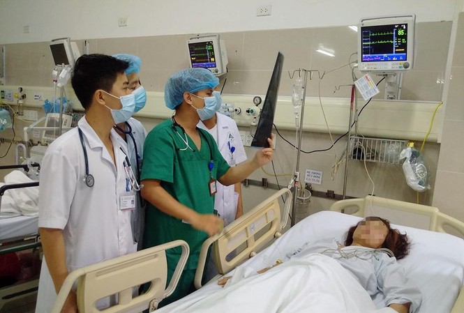 Cuộc chạy đua với 'thần chết' để cứu bệnh nhân đột quỵ tắc mạch não Các BS đang kiểm tra sức khỏe cho bệnh nhân NTL