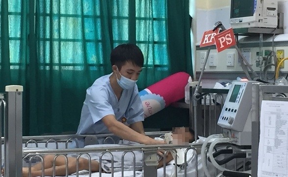 Trẻ hôn mê, liệt người vì mắc bệnh này trong mùa hè Bệnh nhi viêm não được chăm sóc tại buồng cấp cứu