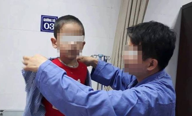 Đình chỉ chuyên môn y sĩ vụ hàng loạt trẻ mắc sùi mào gà ở Hưng Yên Trẻ bị nhiễm sùi mào gà đang được điều trị tại BV Da liễu TƯ