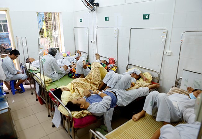Xét nghiệm âm tính vẫn suýt chết vì sốt xuất huyết Bệnh nhân mắc sốt xuất huyết được điều trị tại BV Bạch Mai, Hà Nội. Ảnh: Như Ý