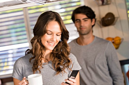 Gái già giàu có gài bẫy bắt trai trẻ Ảnh minh hoạ: Internet