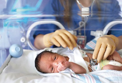 Dấu hiệu nhận biết trẻ mắc bệnh 80% tử vong trước 1 tuổi Trẻ có dấu hiệu tím tái, chậm tăng cân, tình trạng viêm phổi tái diễn liên tục cha mẹ nên đưa con đến BV để được thăm khám và điều trị kịp thời. Ảnh minh hoạ: Internet