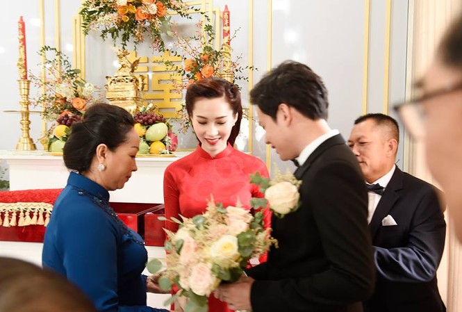 Nhà trai mang lễ vật gì đến lễ rước dâu Hoa hậu Thu Thảo Hoa Hậu Thu Thảo mặc áo dài đỏ rực rỡ trong lễ rước dâu sáng nay 6.10