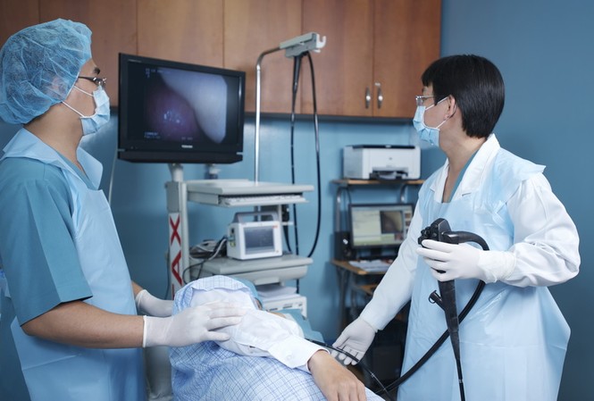 Những ai dễ mắc u dạ dày? Nội soi dạ dày để xác định mức độ thương tổn, kích thước polyp (nếu có). Ảnh minh hoạ: Internet