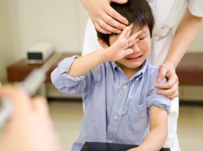 Cách xử lý chít hẹp bao quy đầu cực đơn giản cho trẻ cha mẹ nên biết Theo Th.sĩ - BS Phạm Đình Tuần, Bệnh viện Bộ Nông nghiệp, đây là phương pháp không đau, đơn giản, hiệu quả., tránh được lây nhiễm mà các bậc cha mẹ có thể tự làm cho con mình mà không cần phải có sự can thiệp của bác sĩ. Ảnh minh hoạ: Internet