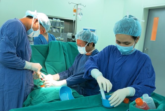 Việt Nam là nước đầu tiên ghép tế bào gốc chữa xơ phổi thành công GS.TS Nguyễn Thanh Liêm và ekip thực hiện ghép tế bào gốc cho bệnh nhân