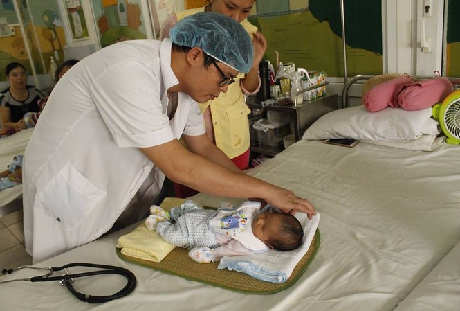 Cứu bé bị tim phức tạp từ khi còn trong bào thai Cháu bé may mắn được các bác sĩ phẫu thuật đảo gốc động mạch thành công là Bùi Nguyễn Hải Anh (26 ngày tuổi) – con chị Nguyễn Thị Huyền (31 tuổi, ở Liên Chiểu, Đà Nẵng. Ảnh: BV E cung cấp