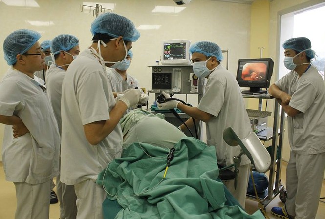 Suýt chết vì dùng mẹo dân gian chữa hóc xương gà Các BS BV E đang tiến hành phẫu thuật cứu bệnh nhân nữ bị hóc xương gà. Ảnh: BV E cung cấp