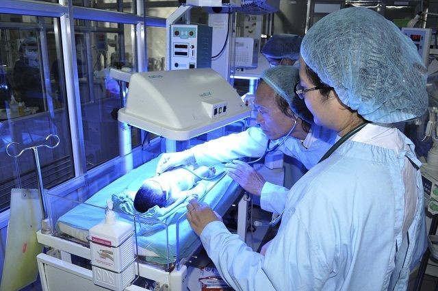 Thông tin mới nhất về 3 trẻ sơ sinh Bắc Ninh về điều trị tại Hà Nội Các BS Bệnh viện Bạch Mai đang chăm sóc một bệnh nhi sơ sinh chuyển về từ BV Sản - Nhi Bắc Ninh. Ảnh: Thế Anh