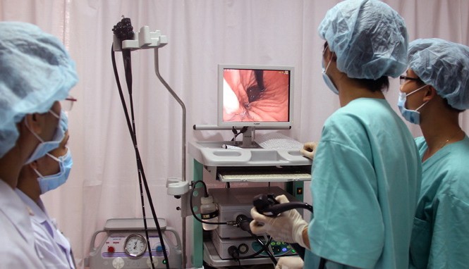 Phổi viêm đặc mủ cả tháng vì hóc thịt khi ăn lẩu Qua trường hợp bệnh nhân Đặng Thị Nh, ThS.BS Nguyễn Văn Giang khuyến cáo, khi bị sặc, hóc dị vật để lâu có thể dẫn đến tình trạng ho ra máu, gây viêm nhiễm hoặc apxe quanh dị vật hoặc ở thùy phổi mà nó gây tắc. Ảnh minh hoạ: Internet