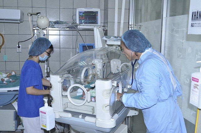 Huy động chuyên môn cao nhất chăm sóc trẻ sơ sinh chuyển về từ Bắc Ninh PGS.TS Nguyễn Tiến Dũng – Nguyên Trưởng khoa Nhi, BV Bạch Mai luôn theo dõi sát sao và chỉ đạo kịp thời việc điều trị cho các bệnh nhi. Ảnh: Thế Anh