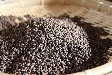 Than hoạt tính thường được sử dụng trong dân gian để điều trị một số bệnh như ăn uống khó tiêu, đầy hơi, chướng bụng… Tuy được coi là thuốc rẻ tiền nhưng nó lại luôn được xem là thuốc đầu tay trong cấp cứu ngộ độc thực phẩm, đặc biệt trong điều trị và xử