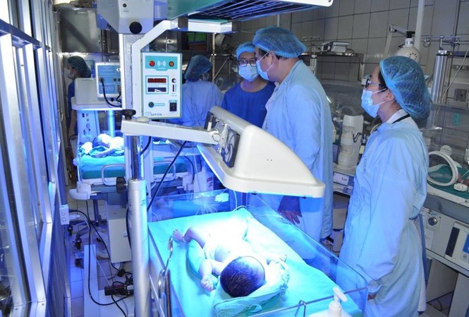 Sức khỏe 3 trẻ sơ sinh Bắc Ninh chuyển về Hà Nội hiện ra sao? Các trẻ sơ sinh từ Bắc Ninh chuyển về BV Bạch Mai được điều trị với những phương pháp tốt nhất. Ảnh: BV Bạch Mai cung cấp