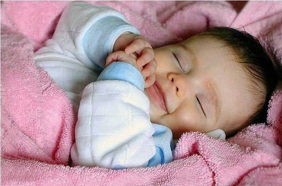 Cha mẹ giữ ấm kiểu này khiến con ốm thêm Trẻ sơ sinh do cơ thể non yếu, khả năng ổn định thân nhiệt chưa tốt, sức đề kháng kém nên rất dễ nhiễm bệnh vào mùa đông, nhất là các bệnh về đường hô hấp, bệnh về da. Ảnh minh hoạ: Internet