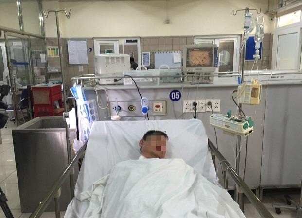 Người bị hôn mê, tử vong vì ngộ độc rượu tăng mạnh dịp cuối năm Bệnh nhân ngộ độc rượu đang cấp cứu tại Trung tâm Chống độc, BV Bạch Mai