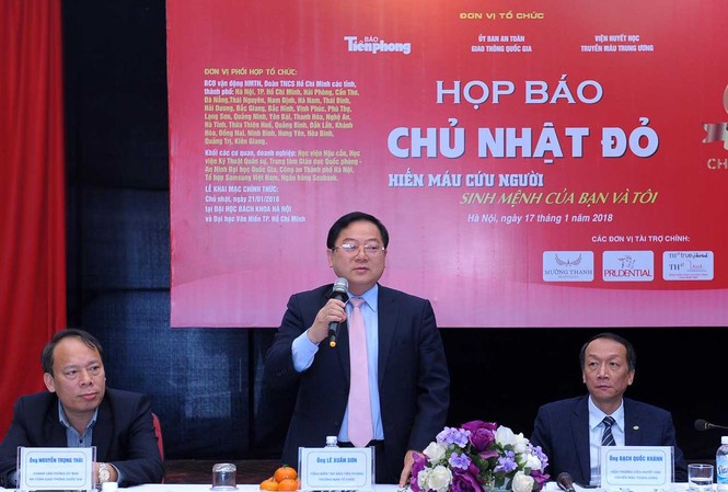 Chủ nhật Đỏ - Hành trình 10 năm san sẻ yêu thương nhà báo Lê Xuân Sơn - Tổng Biên tập báo Tiền Phong, Trưởng Ban Tổ chức phát biểu tại buổi họp báo. Ảnh: Xuân Tùng