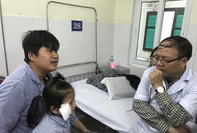 Trẻ nghịch dao bổ đôi mắt bạn BS Hoàng Cương thăm khám cho bệnh nhi bị tai nạn ở mắt.