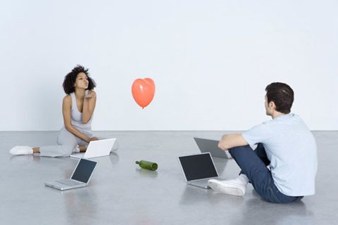 Mất vợ trẻ xinh đẹp vì say mê săn tình ảo trên mạng Ảnh minh họa: Internet