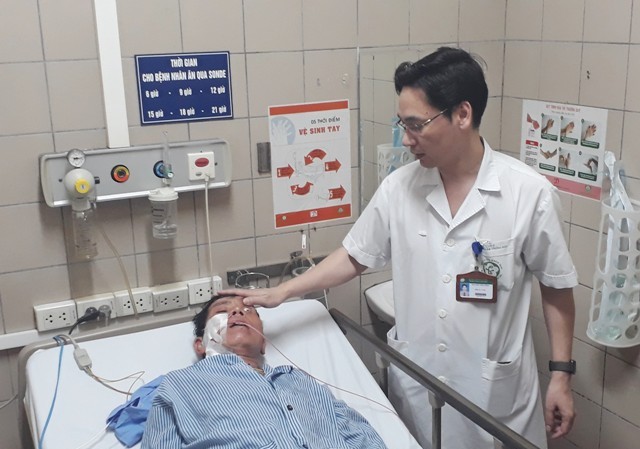 Vụ ngộ độc nấm 3 người chết: Nạn nhân cuối cùng đang nguy kịch Bác sĩ thăm khám cho bệnh nhân Hồng.