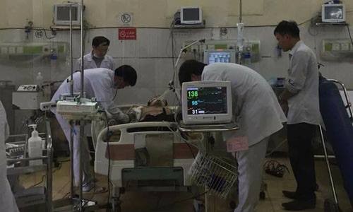Hi hữu: Bệnh nhân ngừng tim 2 tiếng được cứu sống Các BS BV Phong Da liễu TƯ Quỳnh Lập đang cấp cứu cho bệnh nhân Hải. Ảnh: BV cung cấp