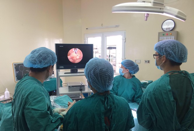 Đau đầu mãi không khỏi, đi khám phát hiện u não bằng quả trứng gà Ê kíp phẫu thuật tiến hành lấy khối u não cho bênh nhân bằng phương pháp nội soi qua đường mũi