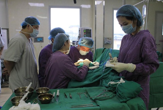 Kinh hoàng nam thanh niên bị bạn nhậu cắn đứt tai Các BS đang phẫu thuật tạo hình lại vành tai cho bệnh nhân. Ảnh: BV E cung cấp