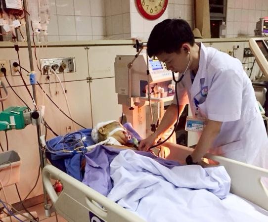 'Người bí ẩn' gửi clip BS Lương cứu bệnh nhân chạy thận cho luật sư BS Hoàng Công Lương đang khám cho người bệnh. Ảnh: Internet