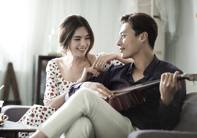 Vợ đứng chôn chân dưới mưa nhìn chồng chở bồ vào nhà nghỉ Ảnh minh hoạ: Internet