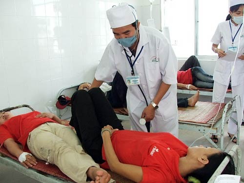 Cách hiệu quả cứu người bị ngộ độc thực phẩm Khi có dấu hiệu ngộ độc thực phẩm, cần đưa ngay bệnh nhân tới cơ sở y tế để được khám và điều trị kịp thời. Ảnh: Internet