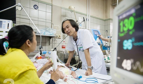 Bé trai co giật, cấp cứu vì uống thực phẩm chức năng PGS. Dũng thăm khám cho bệnh nhi điều trị tại khoa Nhi, BV Bạch Mai.
