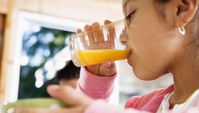 Trẻ có thể tử vong nếu dùng Oresol sai cách Để dùng Oresol an toàn cho trẻ, cha mẹ cần đọc kỹ hướng dẫn và tuân thủ tuyệt đối khi pha thuốc. Ảnh minh hoạ: Internet