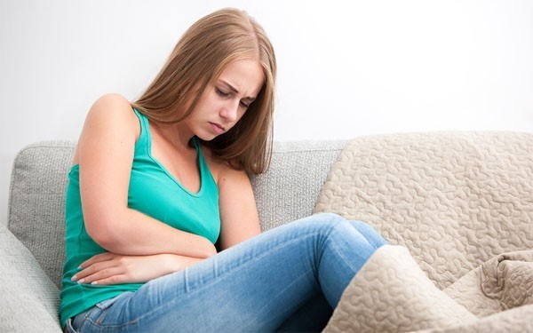 Đi khám ngay lập tức nếu chị em thấy những dấu hiệu sau Cảm giác đau, rát kéo dài khi quan hệ: Những dấu hiệu như đau, rát khi quan hệ có thể là dấu hiệu cảnh báo bệnh khô âm đạo hoặc viêm nhiễm trong âm đạo hay bất kì bệnh phụ khoa nào khác. Ảnh minh hoạ: Internet