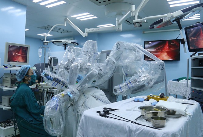 'Bác sỹ' robot ở Việt Nam đã phẫu thuật được những bệnh gì? Hơn 500 ca bệnh khó như u não, cột sống, thay khớp háng... đã được các bác sỹ Bệnh viện Bạch Mai sử dụng robot phẫu thuật thành công cho bệnh nhân. Ảnh minh họa: Internet