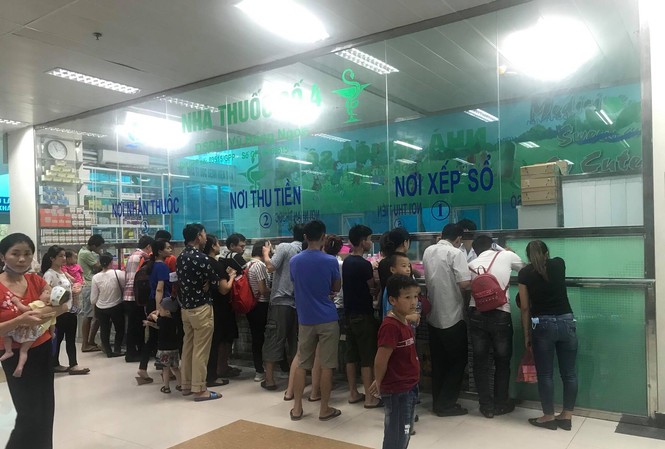 Nắng nóng, tăng đột biến trẻ viêm màng não nhập viện Nơi chờ lấy số, phát thuốc của bệnh viện luôn đông kín người xếp hàng.