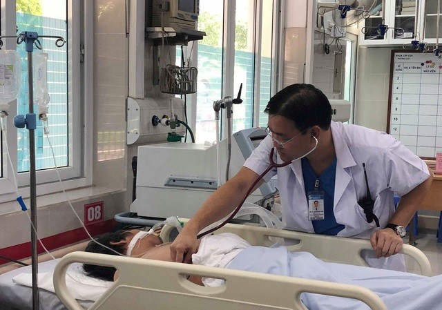 Hà Nội: Người đàn ông bất tỉnh bên vệ đường vì sốc nhiệt BS Bệnh viện Bạch Mai khám cho người đàn ông ngất xỉu vì sốc nhiệt