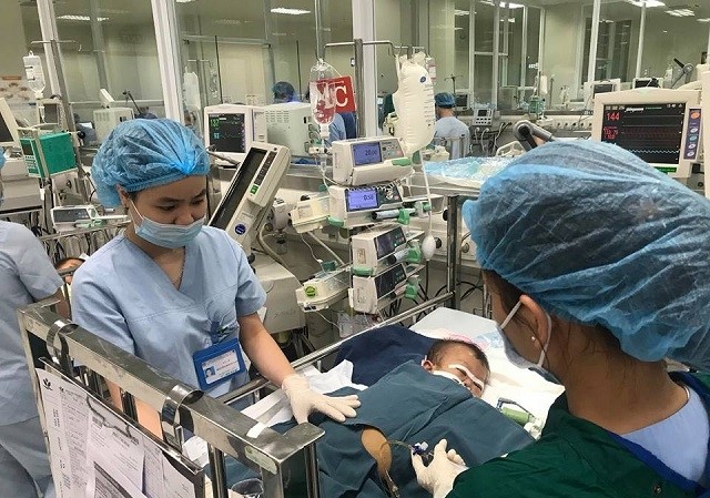 ‘Nhốt’ cả ngày trong điều hoà, trẻ mắc bệnh hô hấp nhập viện tăng Chăm sóc cho trẻ tại BV Nhi Trung ương
