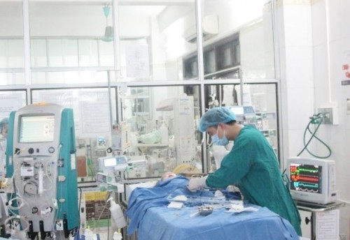 Hóc hạt nhãn, bé 2 tuổi hôn mê sâu trước khi đến được bệnh viện Điều trị cho trẻ tại Bệnh viện Nhi Trung ương.