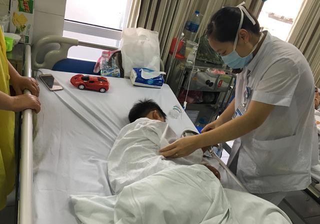 Bé trai cấp cứu vì chó cắn đứt rời môi Bé trai 7 tuổi bị chó cắn đứt rời môi đang điều trị tại BV Việt - Đức