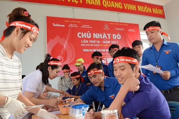 Mỗi ngày các bệnh viện “tiêu thụ” lượng máu khủng lồ Các bạn trẻ tham gia hiến máu nhân đạo trong ngày hội Chủ nhật đỏ.