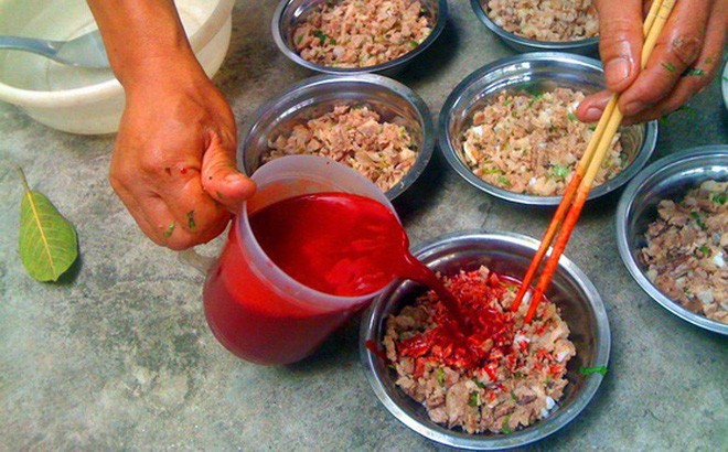 4 ngày, 2 ca tử vong vì liên cầu lợn và chó dại Ăn tiết canh lợn có nguy cơ cao bị liên cầu khuẩn. Ảnh minh hoạ: Internet