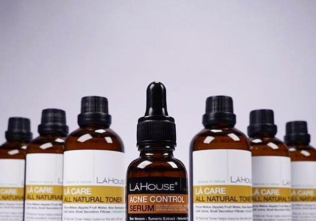 Sản phẩm mỹ phẩm Acne control serum trị mụn giới thiệu trên trang facebook Lá House