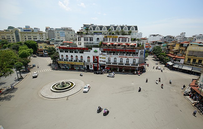 Người dân Hà Nội vật vã trong cái nóng nung người đầu hè Người dân Hà Nội vật vã trong cái nóng nung người đầu hè