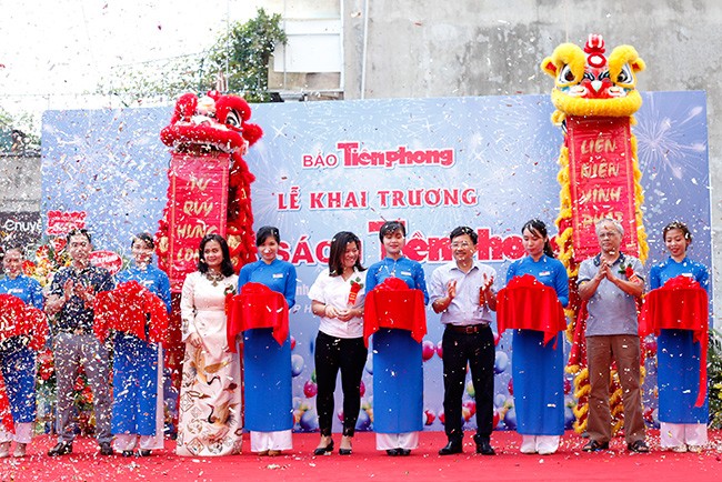 Tưng bừng Khai trương nhà sách Tiền Phong số 52 Lĩnh Nam-Hoàng Mai Tưng bừng Khai trương nhà sách Tiền Phong số 52 Lĩnh Nam-Hoàng Mai