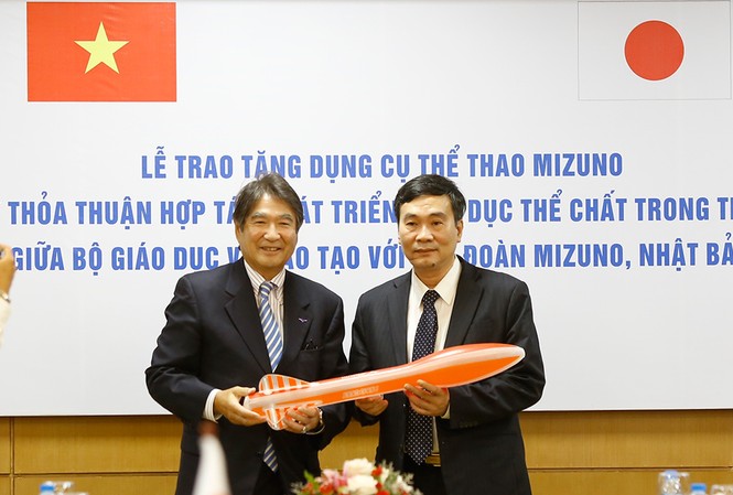 Phổ biến mô hình giáo dục kiểu Nhật Bản ở Việt Nam Đại diện Tổng giám đốc Mizuno trao tặng dụng cụ thể thao cho Bộ Giáo dục và Đào tạo