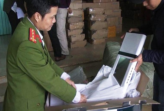 Liên tục bắt giữ hàng hóa không rõ nguồn gốc từ xe đầu kéo rơ-mooc Liên tục bắt giữ hàng hóa không rõ nguồn gốc từ xe đầu kéo rơ-mooc