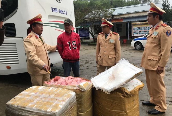 Thu giữ 5 thùng nội tạng động vật bốc mùi trên xe giường nằm Thu giữ 5 thùng nội tạng động vật bốc mùi trên xe giường nằm