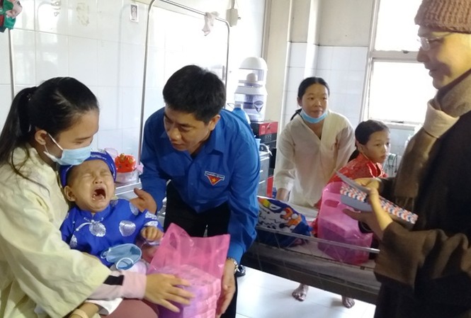 Quà Tết cho công nhân, bệnh nhi đặc biệt ngày cuối năm Quà Tết cho công nhân, bệnh nhi đặc biệt ngày cuối năm