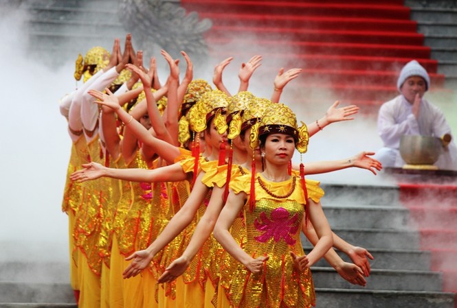 Lễ hội đền Huyền Trân - Ngưỡng vọng tiền nhân đầu năm mới Lễ hội là dịp để con cháu hậu thế bày tỏ sự kính ngưỡng, tri ân công đức tổ tiên, tiền nhân đã có nhiều công lao khai phá, mở đất và bảo vệ toàn vẹn lãnh thổ đất nước cho đến hôm nay
