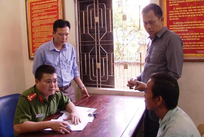 Tên trộm chuyên nghiệp 'dính bẫy' camera an ninh phường Đối tượng Trần Văn Quang Vũ (bìa phải, ngồi) nhanh chóng bị công an bắt giữ nhờ camera an ninh phường
