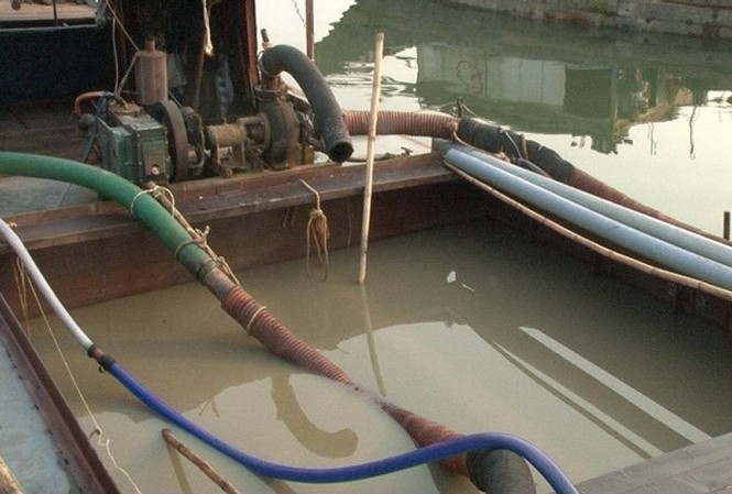 Bắt quả tang 5 đò máy ồ ạt “rút ruột” sông Hương Tang vật dùng khai thác cát lòng sông Hương trên quy mô lớn bị Công an TP Huế thu giữ